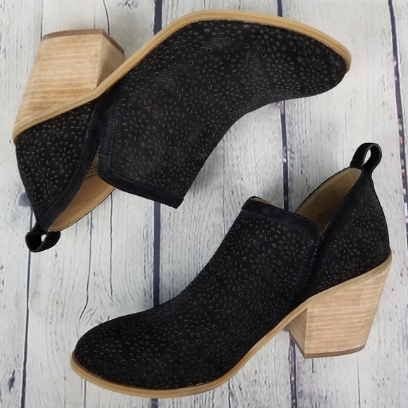 SUSINA | Camden suede cutout slip-on heeled bootie - Picture 2 of 8